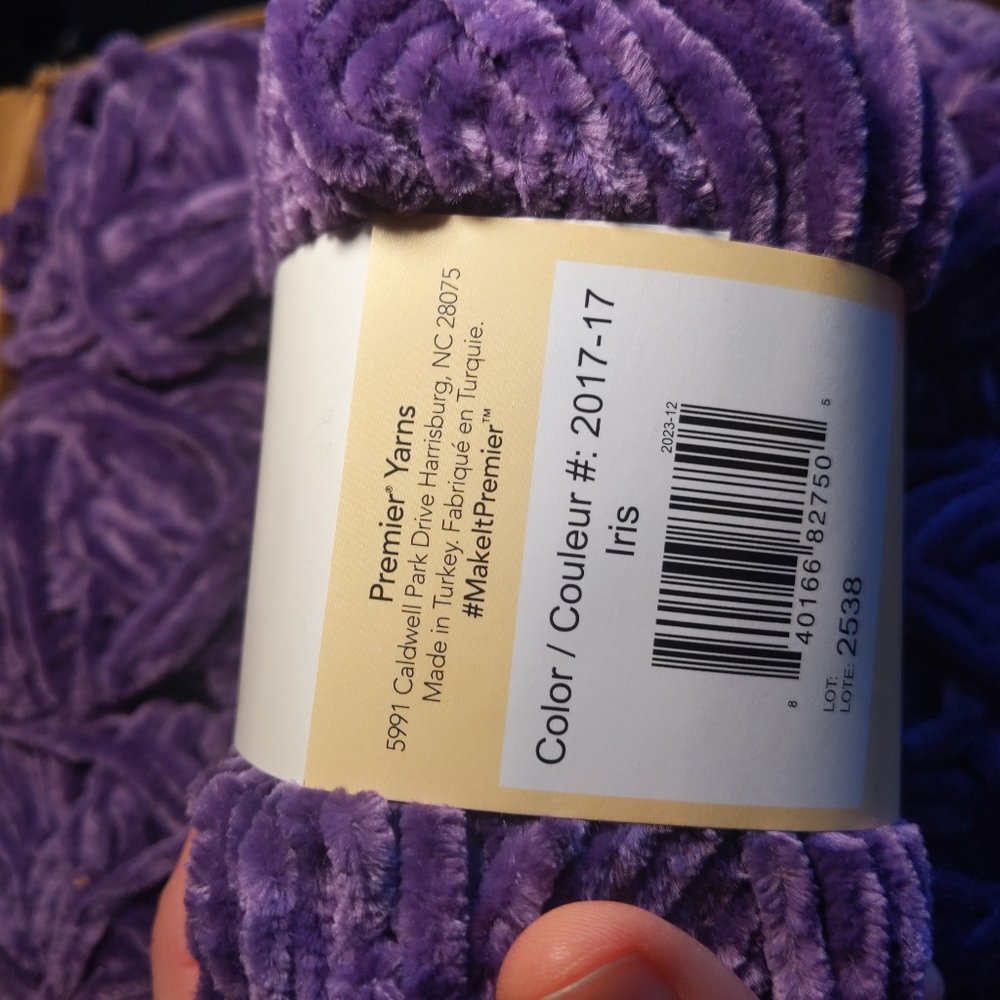 12 SKEINS YARN - Picture 5 of 8